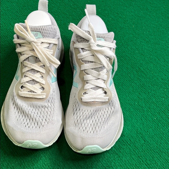 New Balance Women's Light Gray and Mint Athletic Shoes size 7,5 - Picture 1 of 5